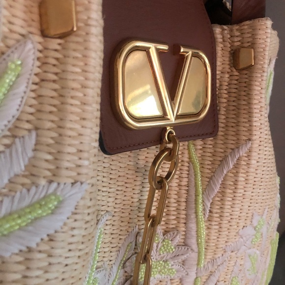 $3800 VALENTINO GARAVANI limited edition V logo Escape raffia tote - Picture 3 of 9